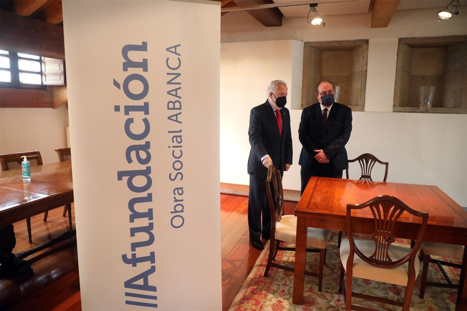 Santalices Vieira, e mailo presidente  de Afundación, Miguel Ángel Escotet Álvarez, asinan un protocolo  de colaboración entre as dúas entidades.